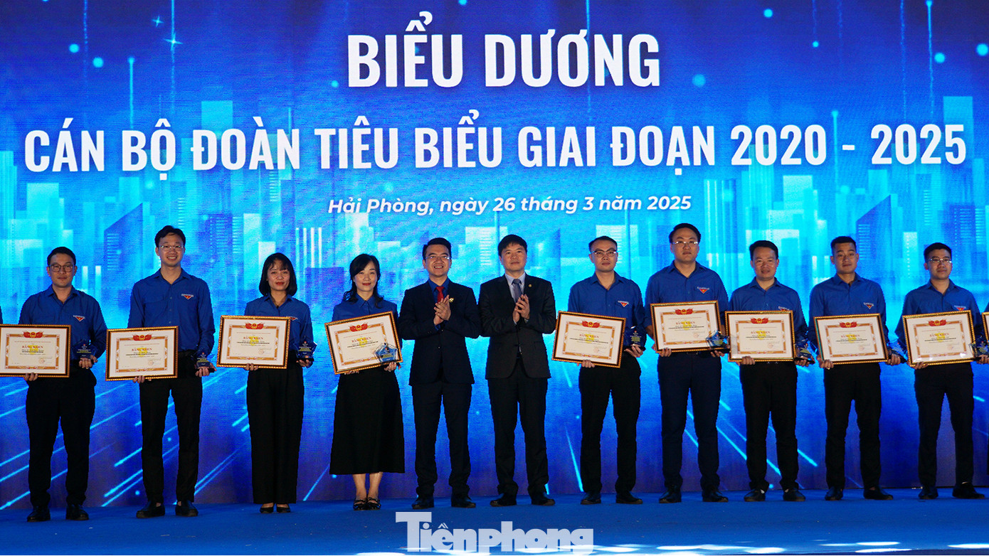 Thành Đoàn Hải Phòng biểu dương 26 cán bộ Đoàn xuất sắc, tiêu biểu; trao giải Hội trại thanh niên Hải Phòng - Chào kỷ nguyên mới. Thành Đoàn Hải Phòng biểu dương 26 cán bộ Đoàn xuất sắc, tiêu biểu; trao giải Hội trại thanh niên Hải Phòng - Chào kỷ nguyên mới.