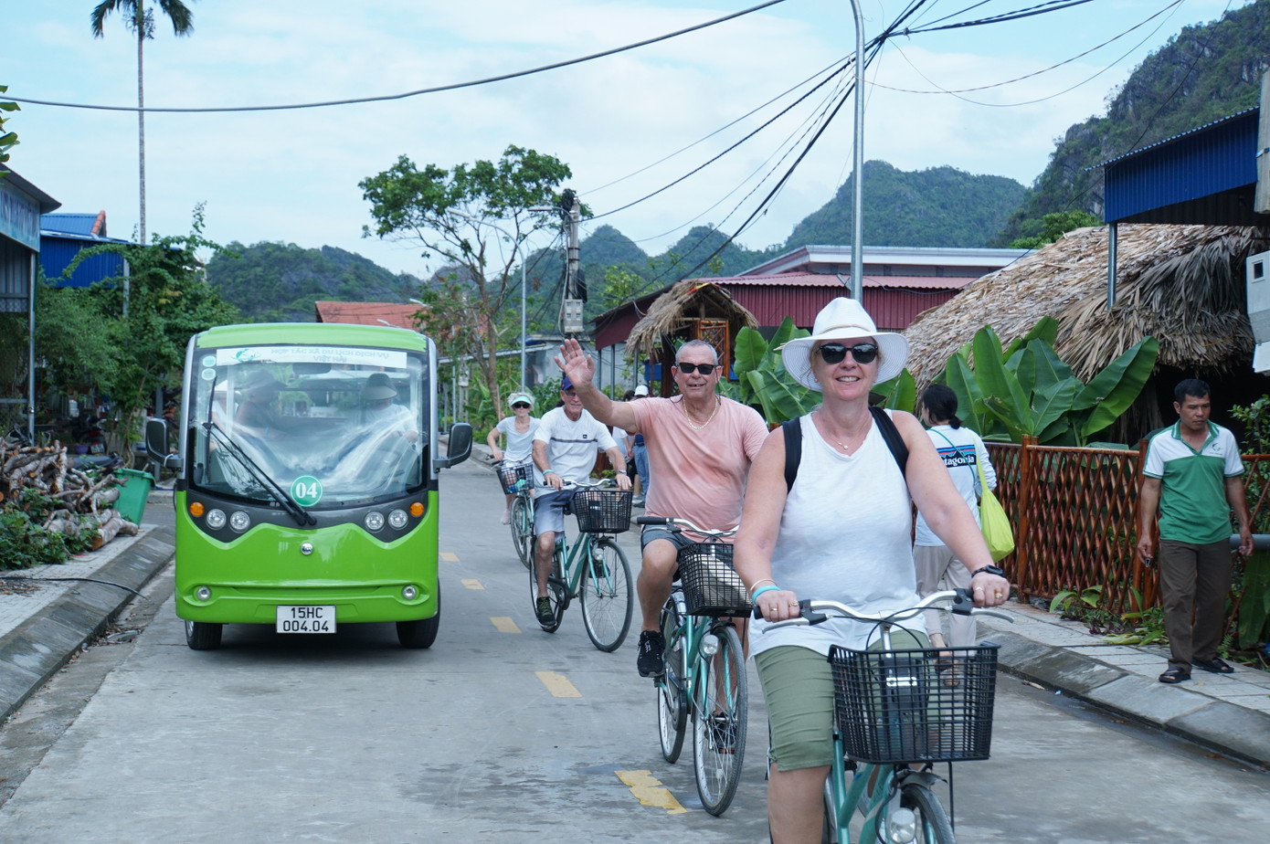 Du khách nước ngoài trải nghiệm đạp xe trên làng chài cổ Việt Hải, đảo Cát Bà, Hải Phòng.