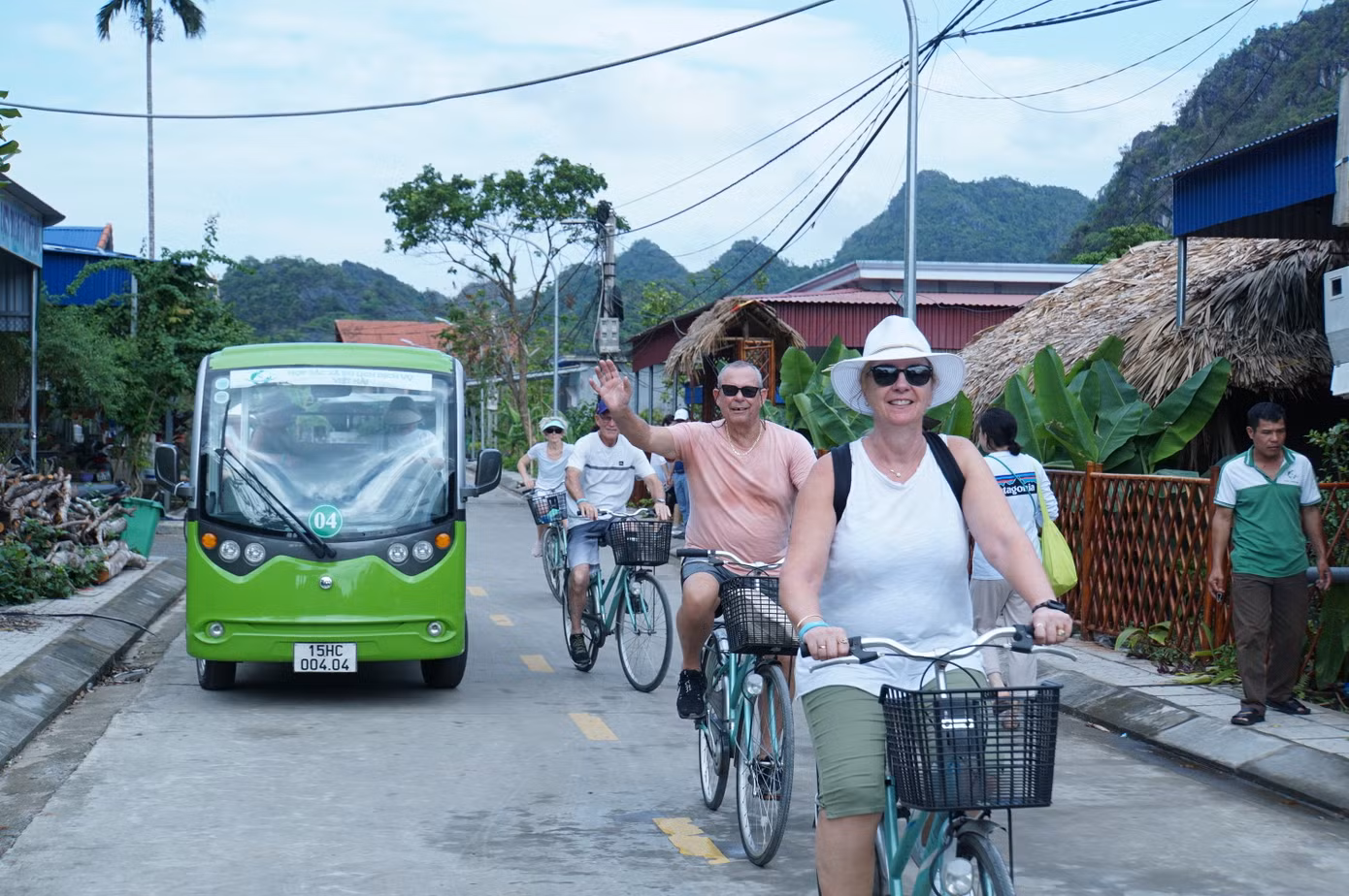 Khách du lịch tham quan làng chài cổ Việt Hải thuộc Quần đảo Cát Bà