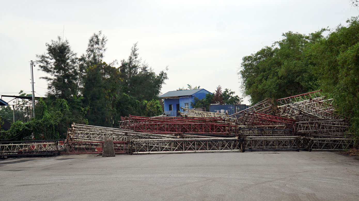 Sau buổi đo xác định mốc giới, trong Cảng nội địa Phú Thái bị các đối tượng dựng vật liệu kim loại, bê tông rào chắn đường giao thông khiến hoạt động kinh doanh, vận tải hàng hóa tê liệt. Sau buổi đo xác định mốc giới, trong Cảng nội địa Phú Thái bị các đối tượng dựng vật liệu kim loại, bê tông rào chắn đường giao thông khiến hoạt động kinh doanh, vận tải hàng hóa tê liệt.