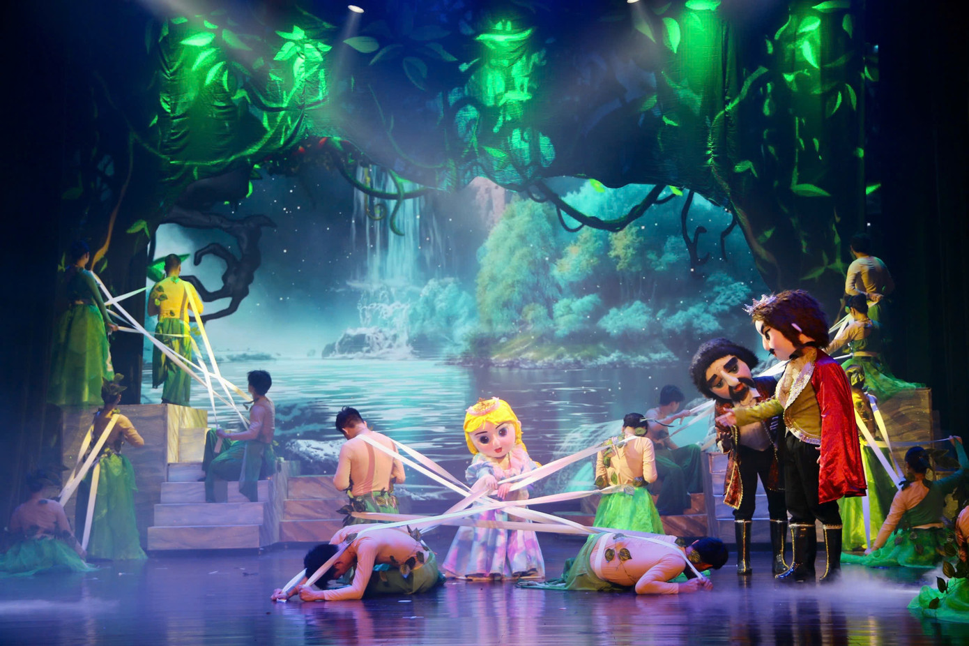 Vở múa rối Bầy chim thiên nga được dàn dựng công phu, kết hợp kỹ thuật dàn dựng hiện đại với chất liệu dân gian, cổ tích châu Âu.