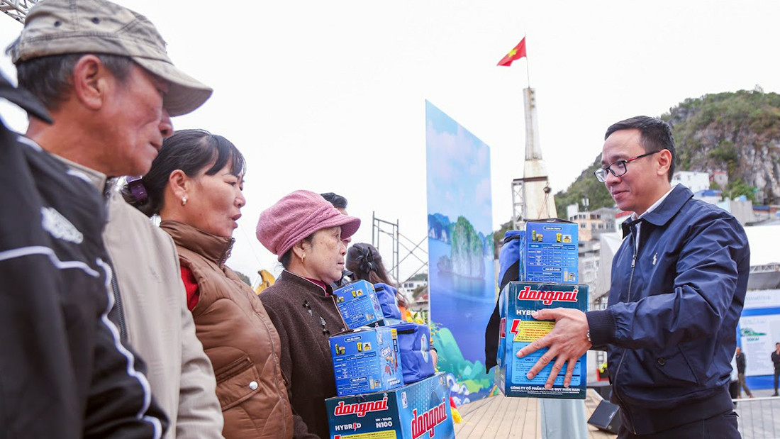 Ban tổ chức tặng quà cho ngư dân và các em học sinh huyện đảo Cát Hải (TP Hải Phòng).