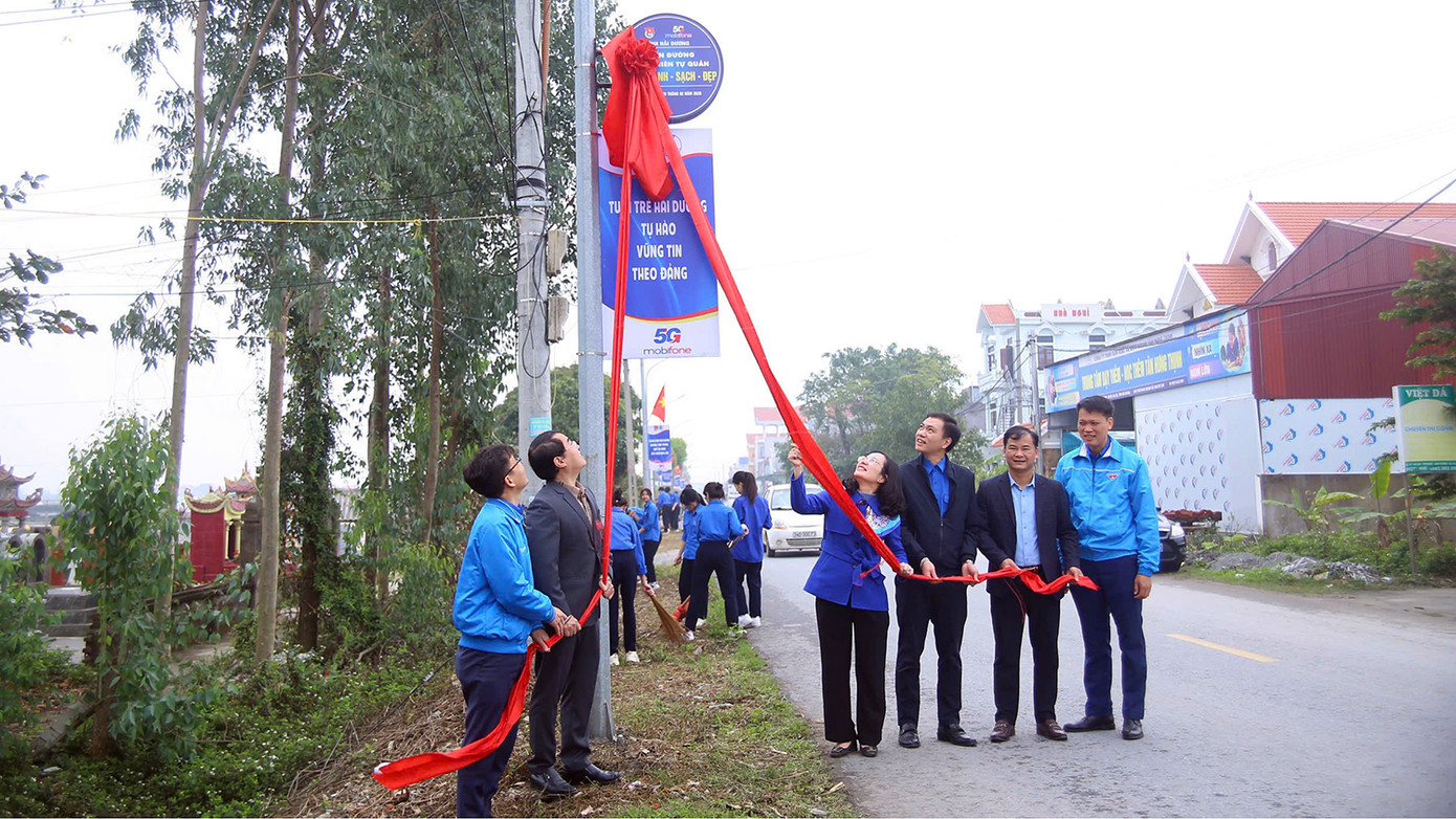 Các đại biểu thực hiện nghi thức khánh thành tuyến đường thanh niên tự quản "xanh - sạch - đẹp". Các đại biểu thực hiện nghi thức khánh thành tuyến đường thanh niên tự quản "xanh - sạch - đẹp".