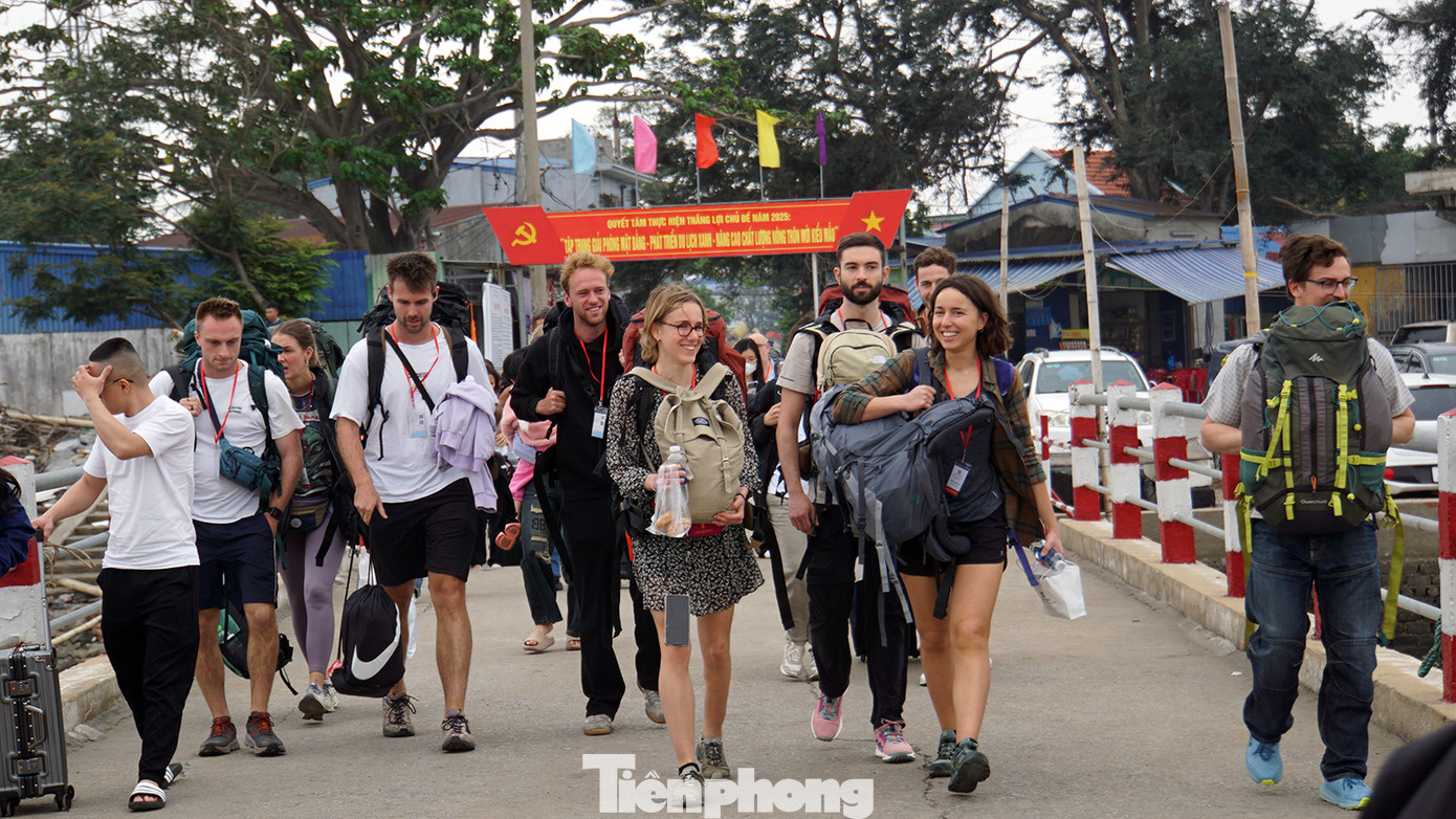 Một hướng dẫn viên du lịch chia sẻ, các đoàn khách nước ngoài đi theo tour, nhóm. Họ yêu cầu khắt khe hơn về lịch trình di chuyển, nhất là thời gian đưa đón, qua phà, check-in... Do đó, việc lựa chọn xuồng tốc độ cao vừa tránh tình trạng ùn tắc khi qua phà, vừa có trải nghiệm khác so với phà truyền thống.