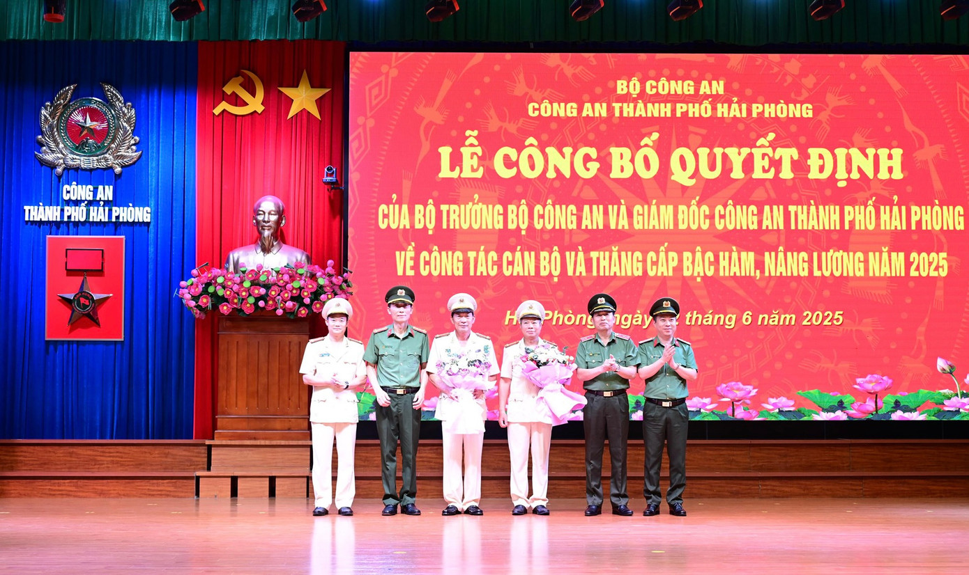 Ban Giám đốc Công an Hải Phòng chụp ảnh lưu niệm với 2 Phó Giám đốc Công an thành phố nhận quyết định nghỉ hưu. Ban Giám đốc Công an Hải Phòng chụp ảnh lưu niệm với 2 Phó Giám đốc Công an thành phố nhận quyết định nghỉ hưu.