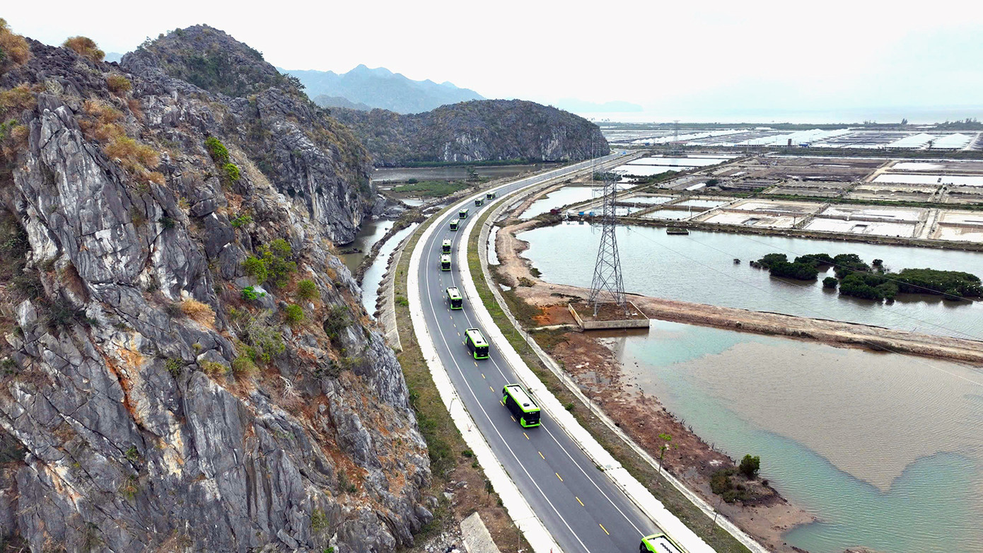 Hệ thống ô tô điện chở khách miễn phí từ bến phà ra vịnh trung tâm Cát Bà từ cuối tháng 4.