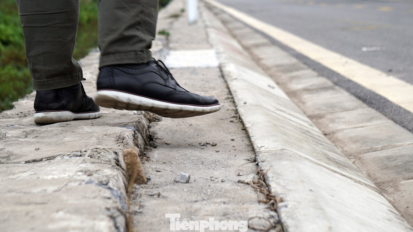 Bờ kè uốn lượn và nhiều vị trí vỉa hè, nền đường Dự án cải tạo đường Minh Tiến có dấu hiệu không đảm bảo chất lượng sau khi dự án được nghiệm thu, quyết toán. Bờ kè uốn lượn và nhiều vị trí vỉa hè, nền đường Dự án cải tạo đường Minh Tiến có dấu hiệu không đảm bảo chất lượng sau khi dự án được nghiệm thu, quyết toán.