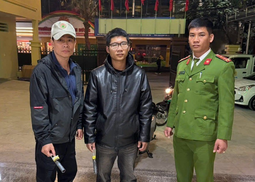 Cảnh sát xử lý 9 đối tượng đi bão đốt pháo gây mất trật tự. Cảnh sát xử lý 9 đối tượng đi bão đốt pháo gây mất trật tự.