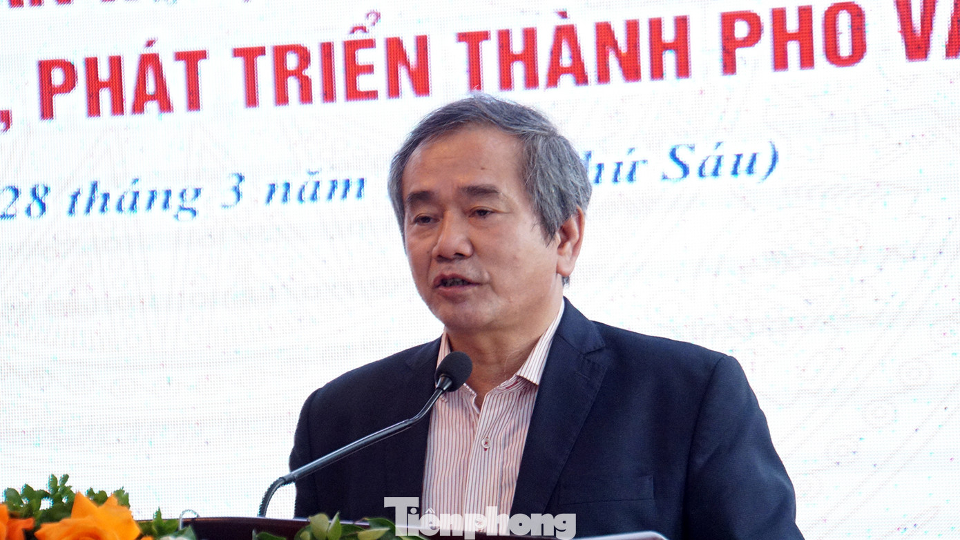 GS.TS Phạm Hồng Tung - nguyên Viện trưởng Viện Việt Nam học và Khoa học phát triển, Đại học Quốc gia Hà Nội. GS.TS Phạm Hồng Tung - nguyên Viện trưởng Viện Việt Nam học và Khoa học phát triển, Đại học Quốc gia Hà Nội.