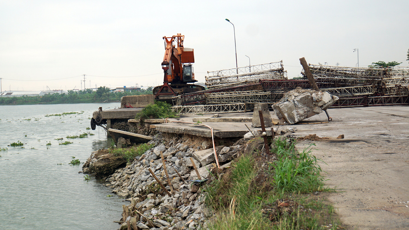 Sau buổi đo xác định mốc giới, trong Cảng nội địa Phú Thái bị các đối tượng dựng vật liệu kim loại, bê tông rào chắn đường giao thông khiến hoạt động kinh doanh, vận tải hàng hóa tê liệt. Sau buổi đo xác định mốc giới, trong Cảng nội địa Phú Thái bị các đối tượng dựng vật liệu kim loại, bê tông rào chắn đường giao thông khiến hoạt động kinh doanh, vận tải hàng hóa tê liệt.