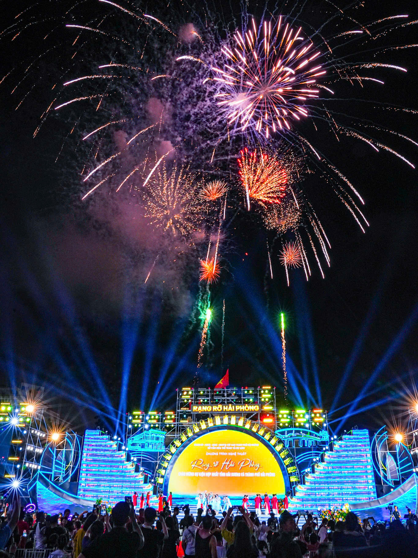Người dân Hải Phòng xem màn bắn pháo hoa chào mừng sự kiện hợp nhất tỉnh Hải Dương và TP Hải Phòng.