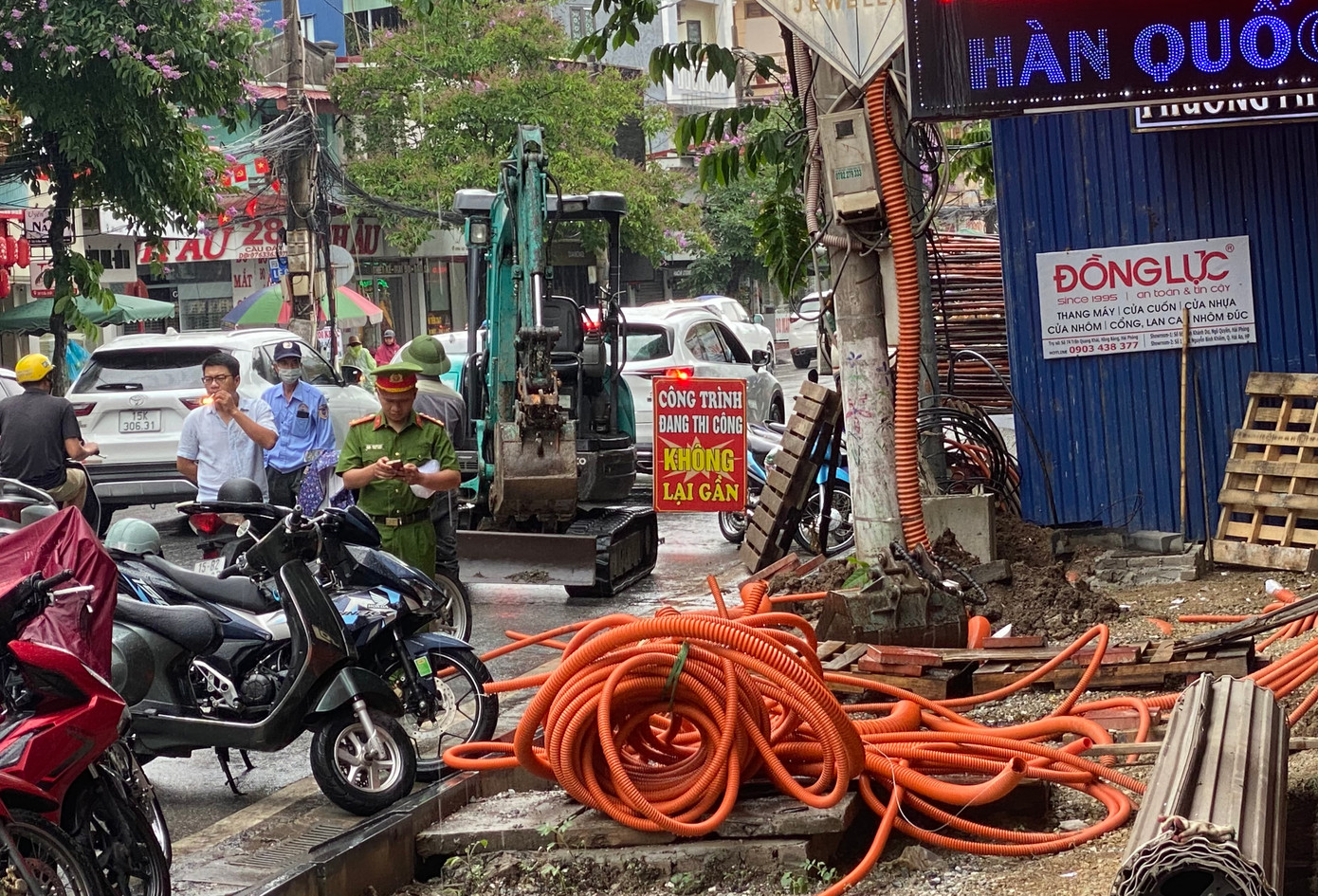 Công an phường Cầu Đất và lực lượng liên ngành kiểm tra, ghi nhận hiện trường vụ việc.
