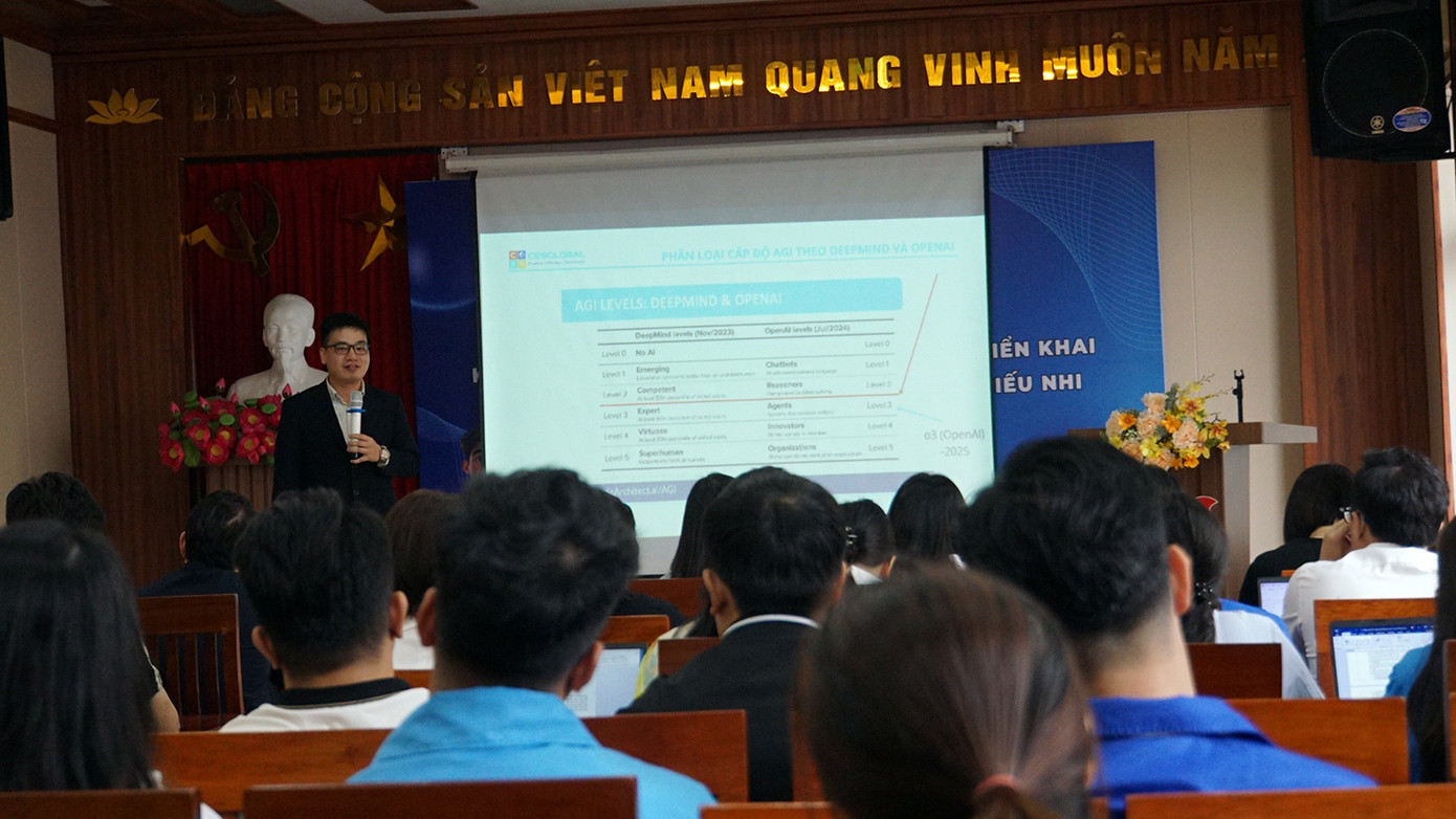 Chuyên gia AI Nguyễn Văn Tiệp tập huấn cho cán bộ Đoàn Hải Phòng thực hành ứng dụng công nghệ AI trong công tác đoàn và phong trào thiếu nhi.