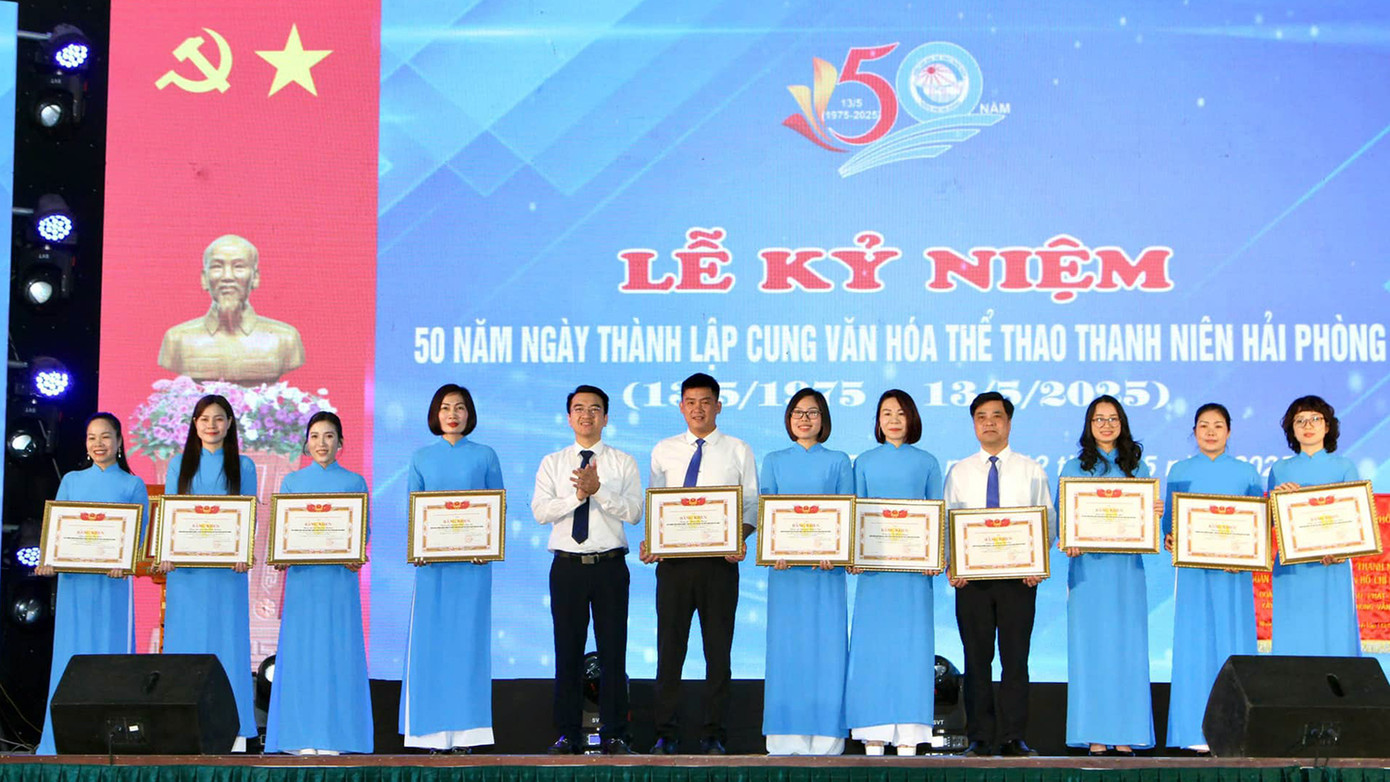 Cung Văn hóa Thể thao thanh niên Hải Phòng đón nhận bằng khen của Thủ tướng Chính phủ, bức trướng của Chủ tịch UBND thành phố.