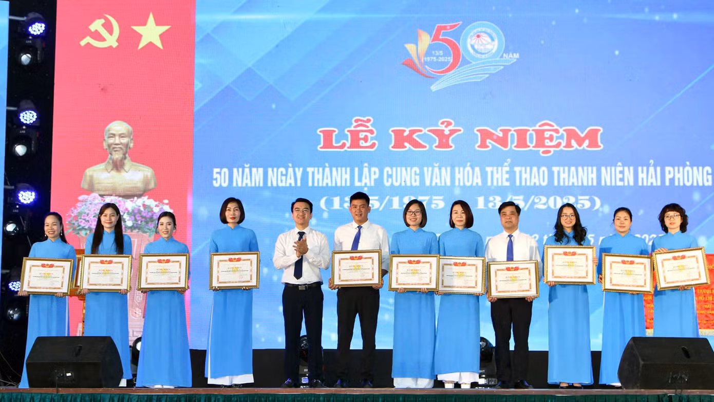 Cung Văn hóa Thể thao thanh niên Hải Phòng đón nhận bằng khen của Thủ tướng Chính phủ, bức trướng của Chủ tịch UBND thành phố.