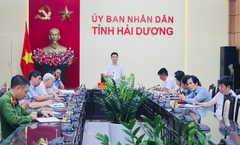Ông Lê Ngọc Châu - Chủ tịch UBND tỉnh Hải Dương, chủ trì buổi họp tổng kết lấy ý kiến cử tri. Ông Lê Ngọc Châu - Chủ tịch UBND tỉnh Hải Dương, chủ trì buổi họp tổng kết lấy ý kiến cử tri.