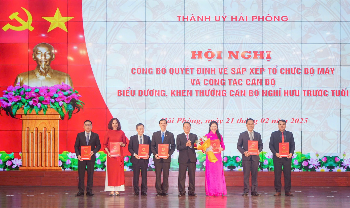 Hội nghị công bố quyết định về sắp xếp tổ chức bộ máy và công tác cán bộ tại Thành ủy Hải Phòng. Hội nghị công bố quyết định về sắp xếp tổ chức bộ máy và công tác cán bộ tại Thành ủy Hải Phòng.