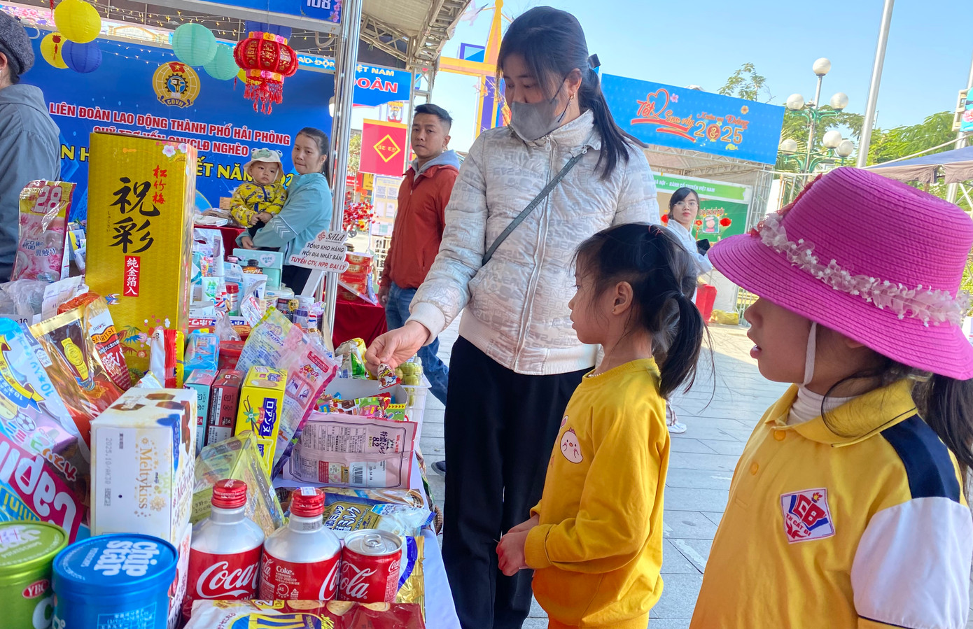 Chị Trang (người Hải Phòng) phấn khởi với quà tặng là phiếu mua hàng được đơn vị tặng đoàn viên, lao động. Ngày chủ nhật, chị cùng gia đình đến sắm Tết sớm với nhiều dùng gia dụng, thực phẩm, gia vị... và không quên mua quà cho con gái.