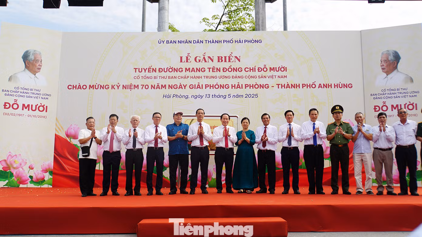 Lãnh đạo TP Hải Phòng thực hiện nghi thức gắn biển tên đường Đỗ Mười và chụp ảnh lưu niệm với đại diện gia đình, dòng họ cố Tổng Bí thư Đỗ Mười.