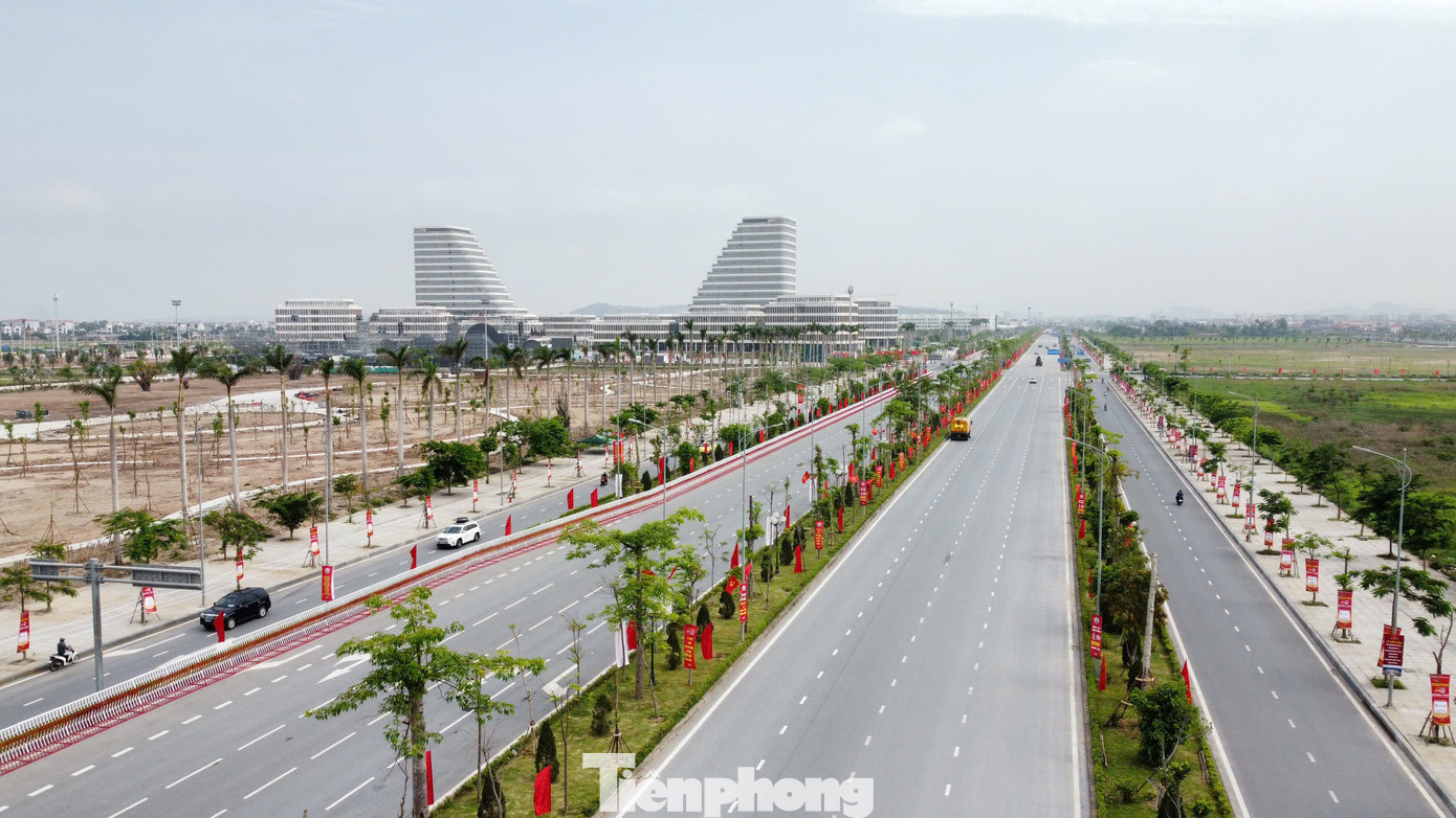 Đường Đỗ Mười kết nối trung tâm đô thị lõi với Trung tâm Chính trị - Hành chính mới Hải Phòng và các khu đô thị, khu công nghiệp tại TP Thủy Nguyên. Tuyến đường được thiết kế 10 làn xe, trang hoàng cờ hoa rực rỡ chào mừng kỷ niệm 70 năm Ngày Giải phóng thành phố (13/5/1955-13/5/2025).