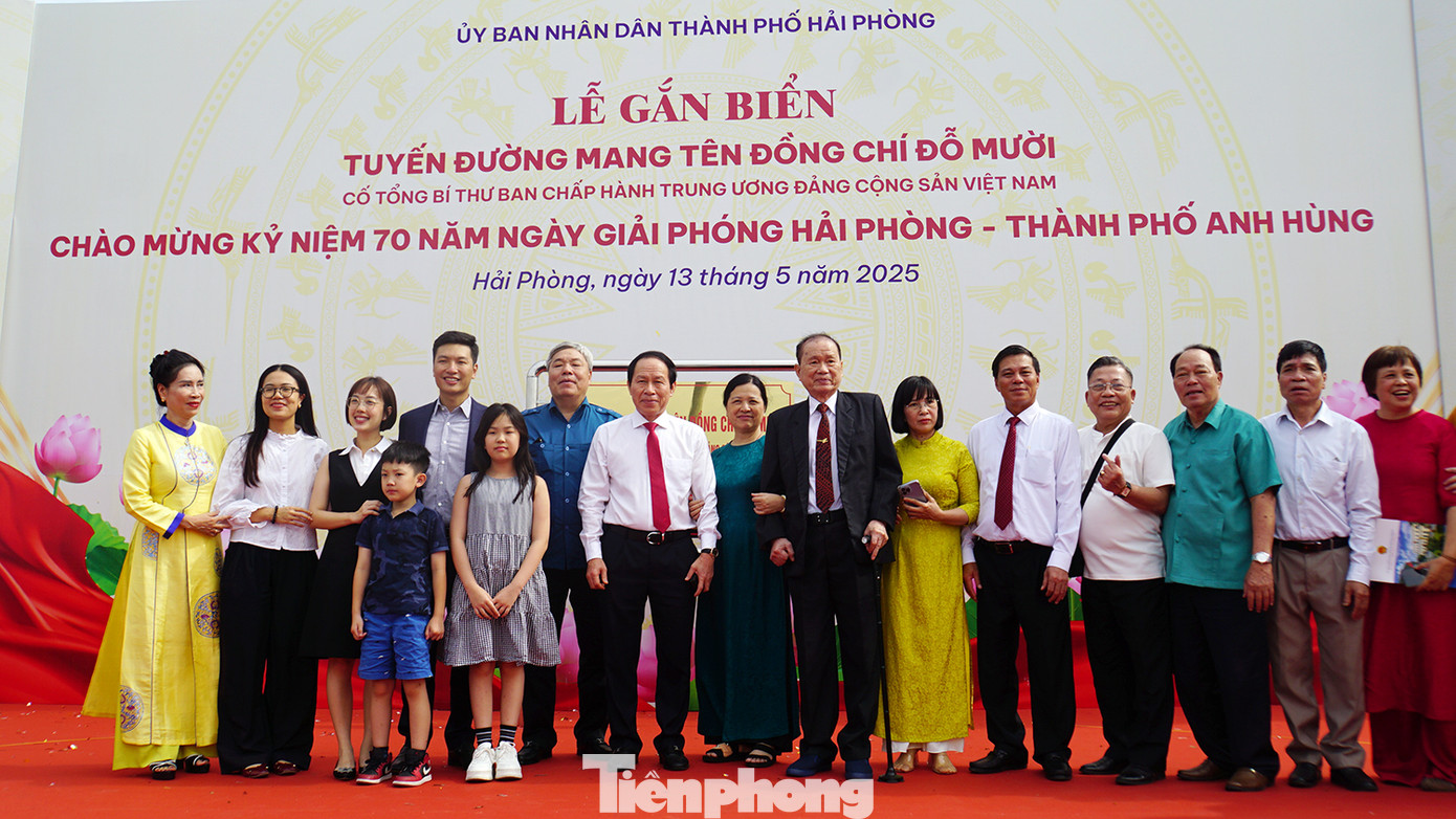 Lãnh đạo TP Hải Phòng thực hiện nghi thức gắn biển tên đường Đỗ Mười và chụp ảnh lưu niệm với đại diện gia đình, dòng họ cố Tổng Bí thư Đỗ Mười.