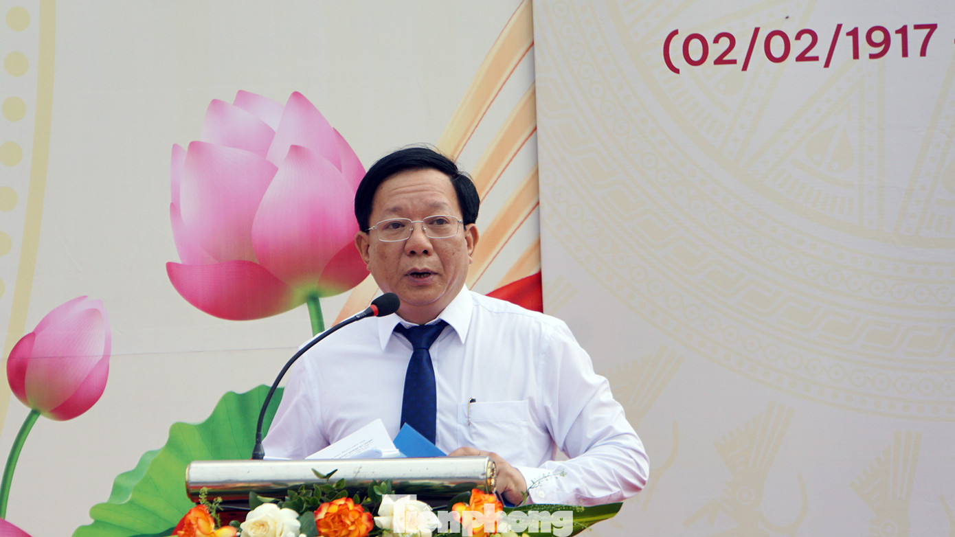 Ông Nguyễn Đức Thọ - Phó Chủ tịch UBND TP Hải Phòng ôn lại những kỷ niệm về cố Tổng Bí thư Đỗ Mười tại buổi lễ gắn biển tên đường Đỗ Mười tại KĐT mới Bắc Sông Cấm, TP Thủy Nguyên, Hải Phòng.