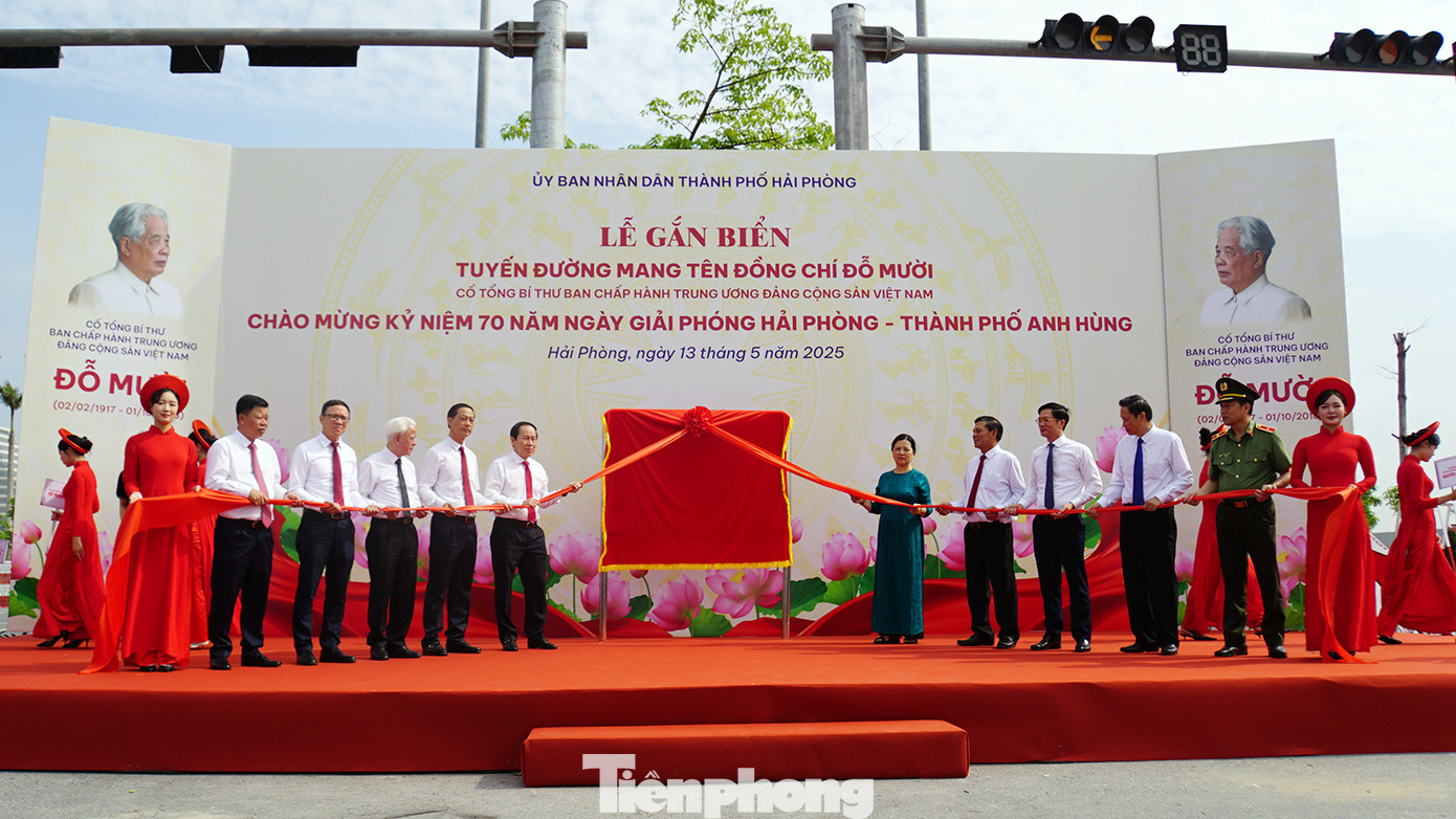 Lãnh đạo TP Hải Phòng thực hiện nghi thức gắn biển tên đường Đỗ Mười và chụp ảnh lưu niệm với đại diện gia đình, dòng họ cố Tổng Bí thư Đỗ Mười.