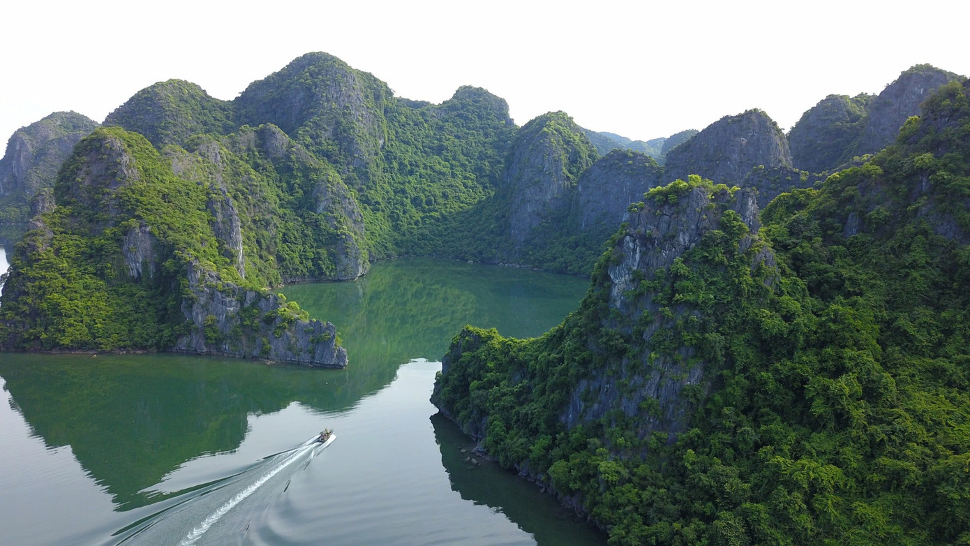 Tháng 9/2023, Quần đảo Cát Bà cùng với Vịnh Hạ Long (Quảng Ninh) được UNESCO công nhận là Di sản thiên thiên thế giới. Quần đảo Cát Bà (bao gồm Vườn quốc gia Cát Bà) với hệ thống núi đá vôi, nhiều áng, vịnh, hang động hùng vĩ và có hệ sinh thái rất đa dạng, phong phú.