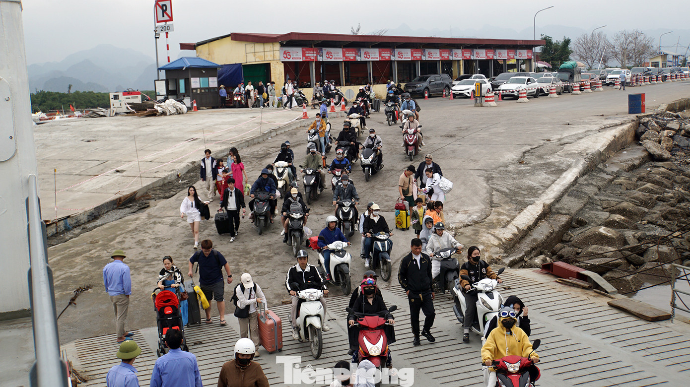 Ngày 7/4, hàng vạn du khách rời đảo Cát Bà (TP Hải Phòng) trở về đất liền sau kỳ nghỉ lễ Giỗ Tổ Hùng Vương (từ 5-7/4).