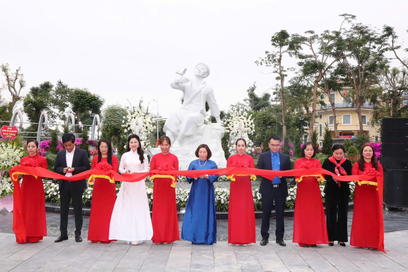 Các đại biểu cắt băng khánh thành Tượng đài Kim Đồng. Các đại biểu cắt băng khánh thành Tượng đài Kim Đồng.