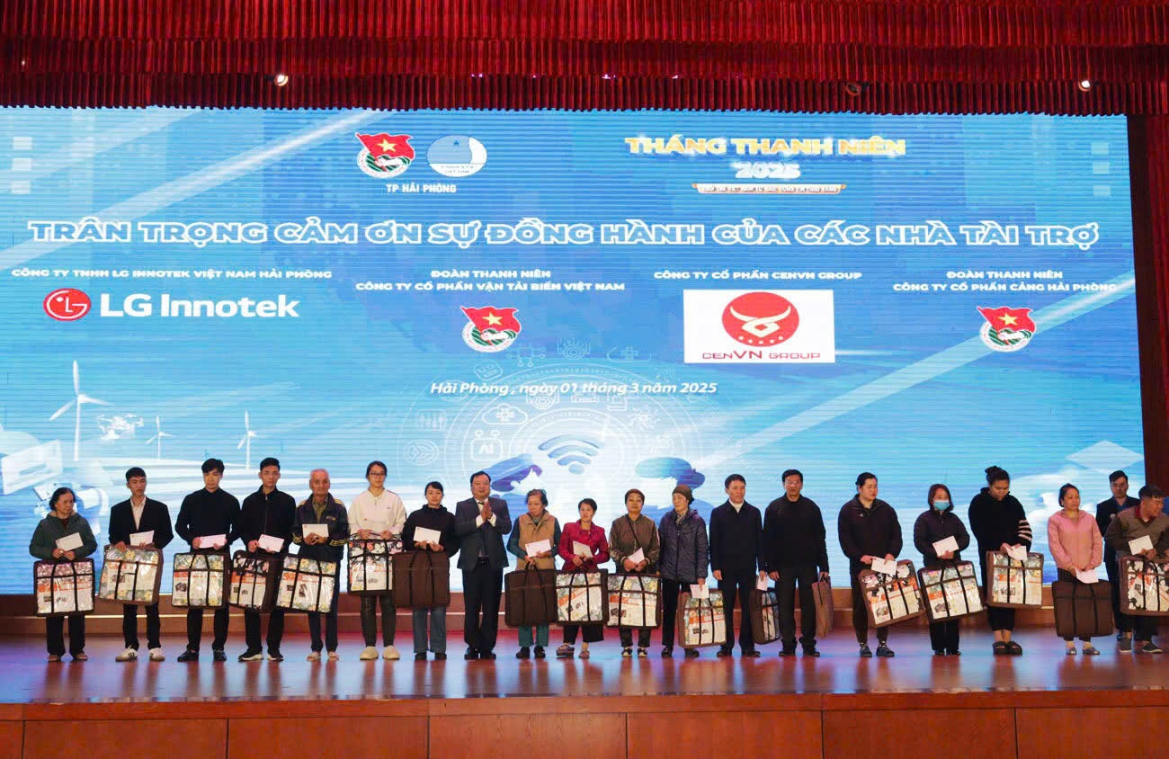 Cơ quan, đơn vị, tổ chức trao tặng quà các gia đình có hoàn cảnh khó khăn.