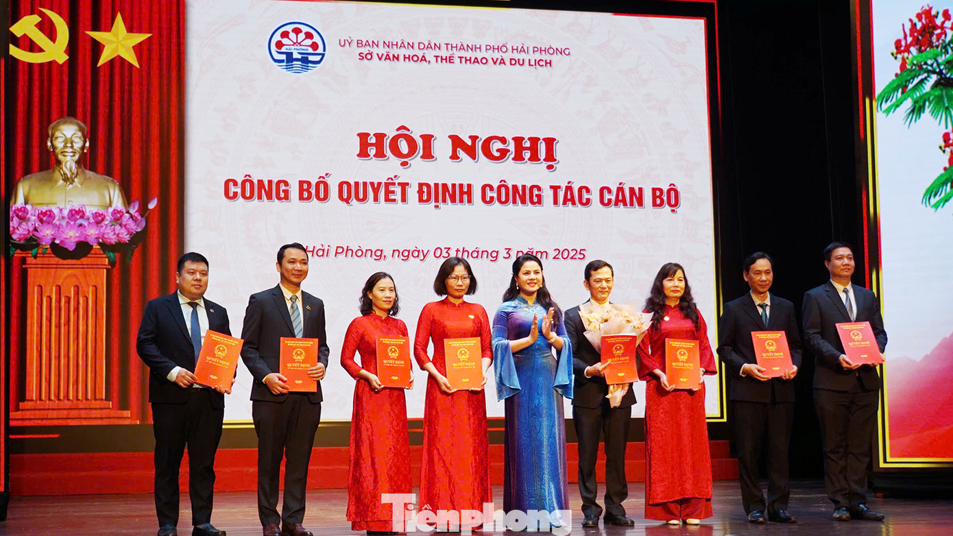 Giám đốc Sở Văn hóa Thể thao và Du lịch Hải Phòng trao quyết định bổ nhiệm lãnh đạo Văn phòng Sở. Giám đốc Sở Văn hóa Thể thao và Du lịch Hải Phòng trao quyết định bổ nhiệm lãnh đạo Văn phòng Sở.