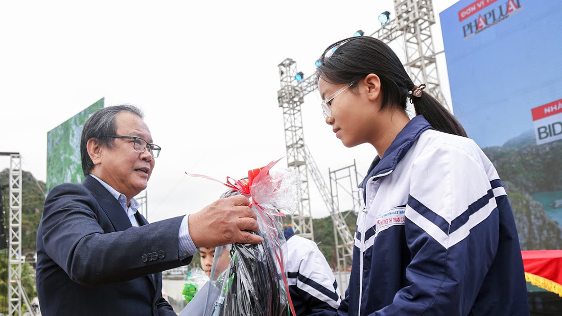 Ban tổ chức tặng quà cho ngư dân và các em học sinh huyện đảo Cát Hải (TP Hải Phòng).