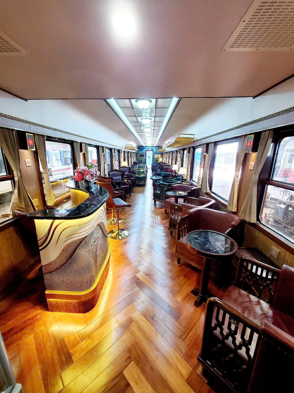 Hình ảnh đoàn tàu Hoa Phượng Đỏ bên ngoài và bên trong toa. Dự kiến 7/5, đoàn tàu sẽ được di chuyển về Hải Phòng để chuẩn bị khai trương tuyến Hà Nội - Hải Phòng.