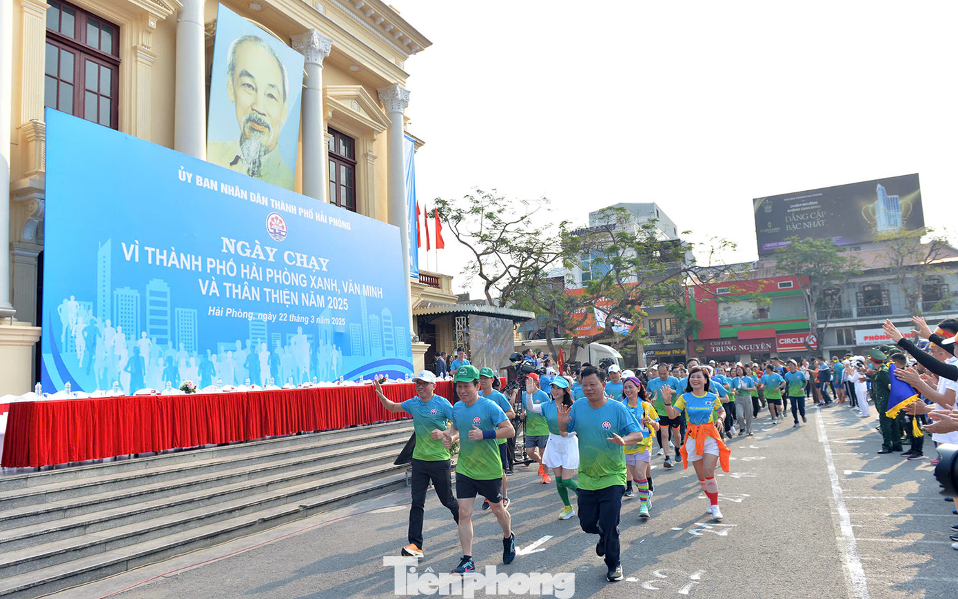 Tham dự ngày chạy còn có hàng nghìn cán bộ các sở ngành, quận huyện, các cơ quan, đơn vị, doanh nghiệp, lực lượng vũ trang, thanh thiếu niên trên địa bàn thành phố.