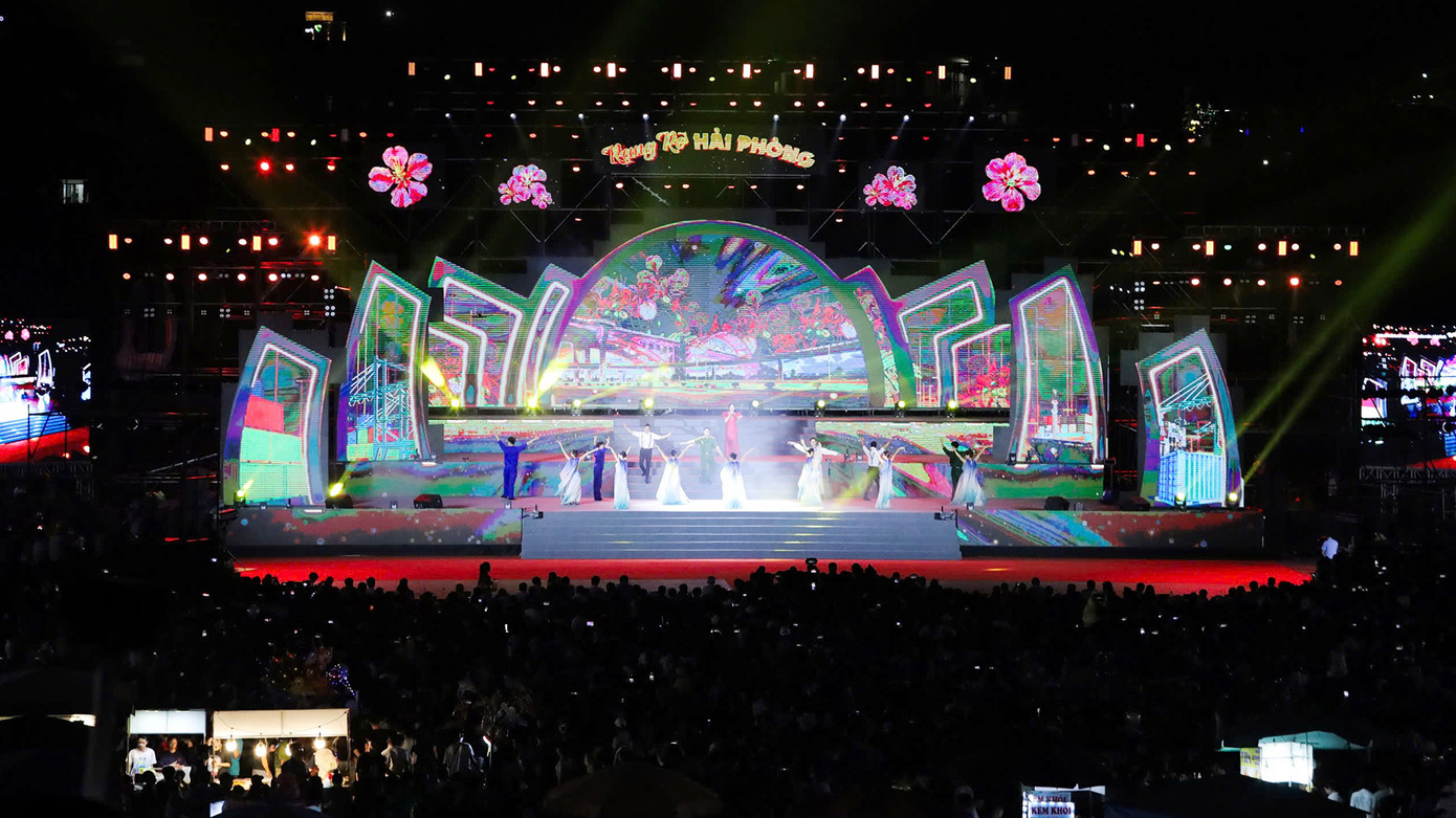 Chị Ngọc Anh (30 tuổi, ở Hải Dương) chia sẻ ấn tượng với nhiều tiết mục biểu diễn mang đậm bản sắc văn hóa Xứ Đông kết hợp với các tiết mục sôi động về mảnh đất, con người thành phố Cảng. Hai địa phương chung dải đất, chung dòng chảy lịch sử, với nhiều danh nhân văn hóa, nhiều địa danh, di tích gắn với truyền thống cách mạng hàng nghìn năm lịch sử. Chị Ngọc Anh bày tỏ sự háo hức, phấn khởi, tin vào một kỷ nguyên mới, sự phát triển mới của TP Hải Phòng.