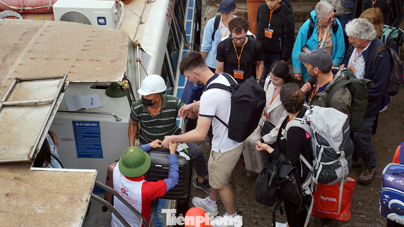 Vị hướng dẫn viên du lịch chia sẻ, mỗi chuyến phà tốc độ cao chỉ mất 5-7 phút là có thể đưa khách từ bến phà Gót (bến cũ) sang bến phà Cái Viềng, bắt đầu chuyến tham quan, ngắm vịnh thay vì khoảng 30 phút trên phà truyền thống. Ngoài ra, vào dịp nghỉ lễ, ngày cao điểm, nếu đi phà truyền thống du khách có thể phải chờ nhiều giờ để được lên phà ra đảo.