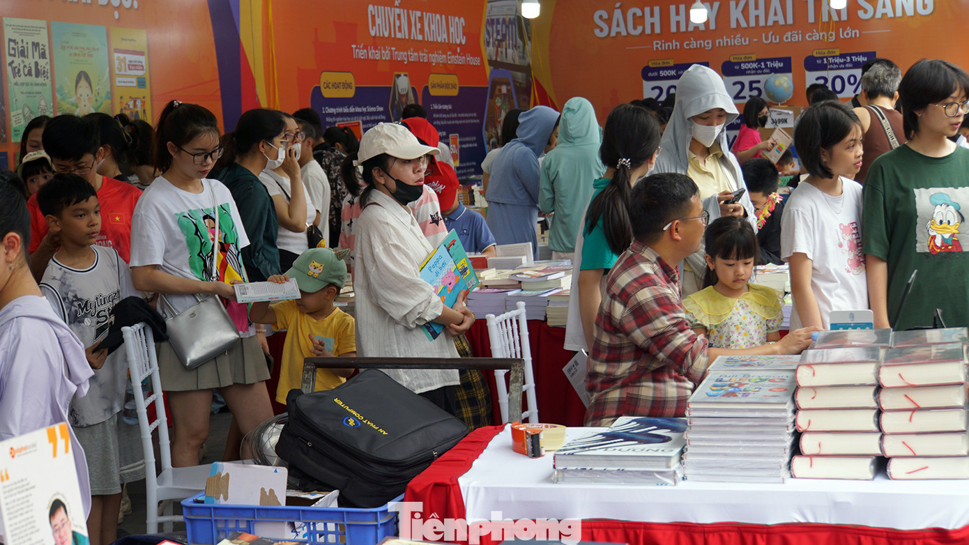 Người dân và du khách xếp hàng mua sách giảm giá tại các quầy trưng bày của các nhà sách.