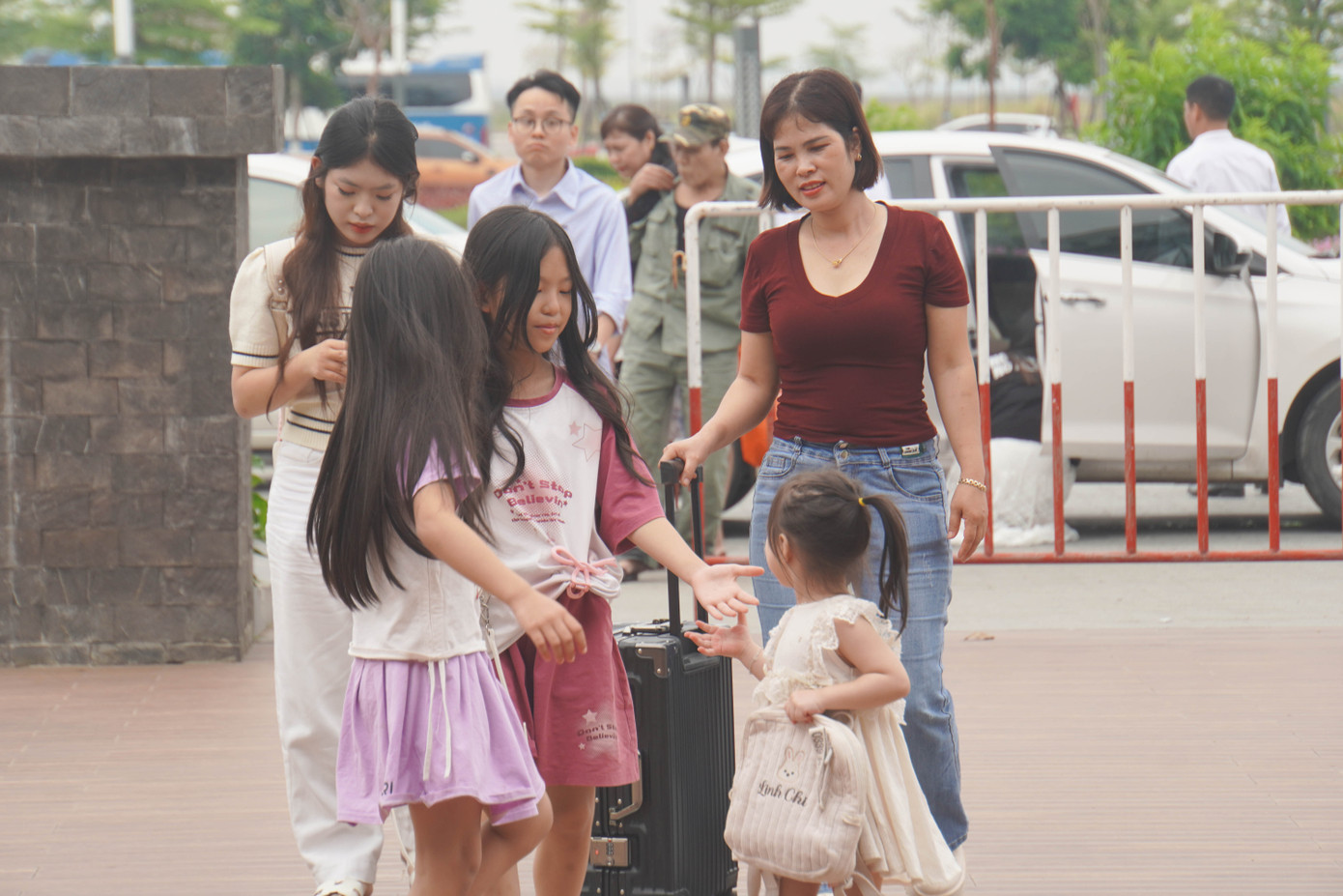 Chị Thu Dung (ở Hà Nội) chia sẻ, tránh tình trạng ùn tắc và cảnh chờ phà nóng bức, gia đình chị chọn phương án gửi ô tô rồi đi cáp treo. Khi qua phà, mọi người sử dụng phương tiện ô tô điện miễn phí di chuyển về khách sạn ở thị trấn Cát Bà.