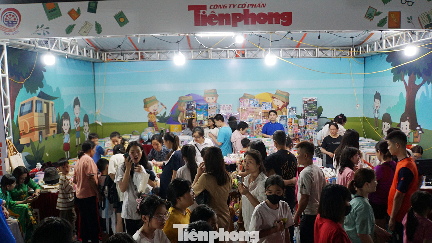 Theo ban tổ chức, khoảng 10.000 đầu sách đa dạng về thể loại, phong phú về các lĩnh vực từ giáo dục, văn học nghệ thuật, khoa học, tư duy, kinh doanh, lịch sử địa lý... Trong ảnh, hàng trăm bạn trẻ Hải Phòng vào gian hàng nhà sách Tiền Phong và các gian hàng tham quan, đọc sách, chọn sách hay.