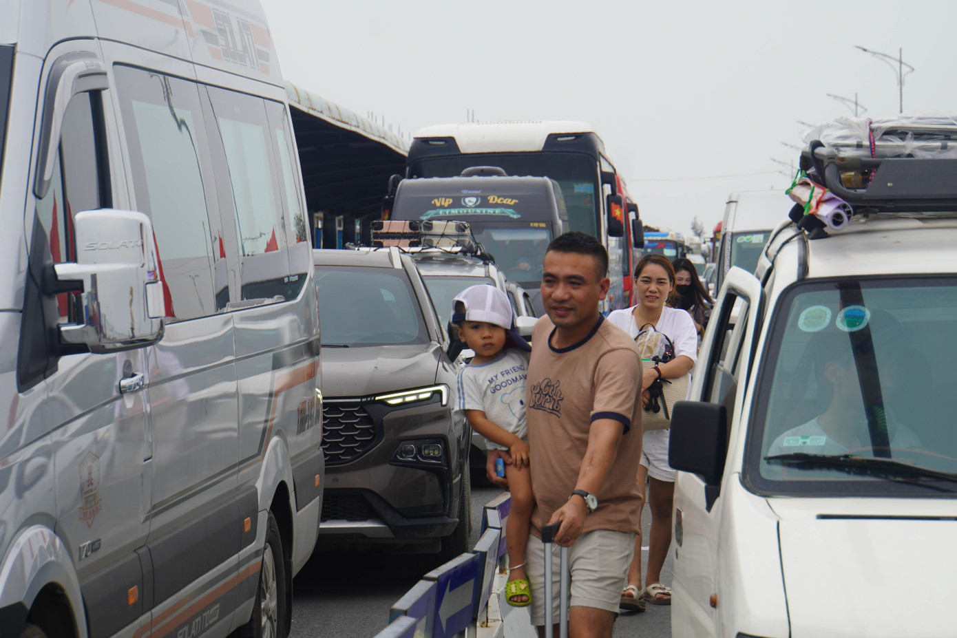 Mặc dù đường dẫn ra bến phà được mở rộng thêm làn ô tô nhưng lượng lớn phương tiện dồn về cùng thời điểm buổi sáng nên có thời điểm vẫn xảy ra tình trạng ùn ứ, tài xế phải xếp hàng dài chờ tới lượt lên phà.