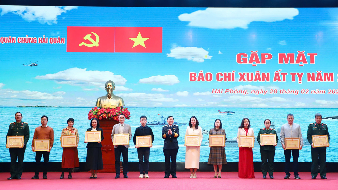 Trung tướng Nguyễn Văn Bổng – Bí thư Đảng ủy, Chính ủy Hải quân tặng bằng khen cho các tập thể có thành tích xuất sắc trong tuyên truyền năm 2024. Trung tướng Nguyễn Văn Bổng – Bí thư Đảng ủy, Chính ủy Hải quân tặng bằng khen cho các tập thể có thành tích xuất sắc trong tuyên truyền năm 2024.