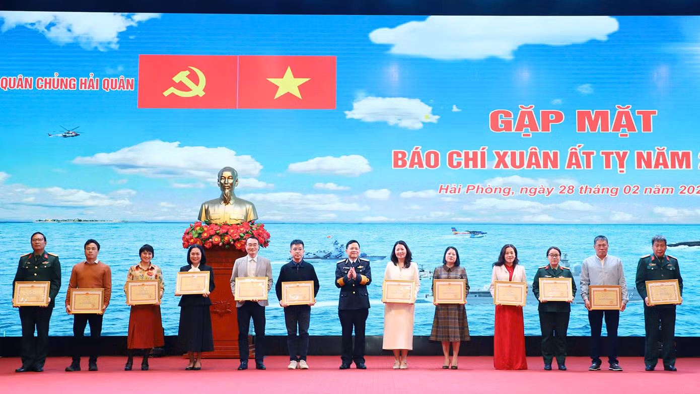 Trung tướng Nguyễn Văn Bổng – Bí thư Đảng ủy, Chính ủy Hải quân tặng bằng khen cho các tập thể có thành tích xuất sắc trong tuyên truyền năm 2024.