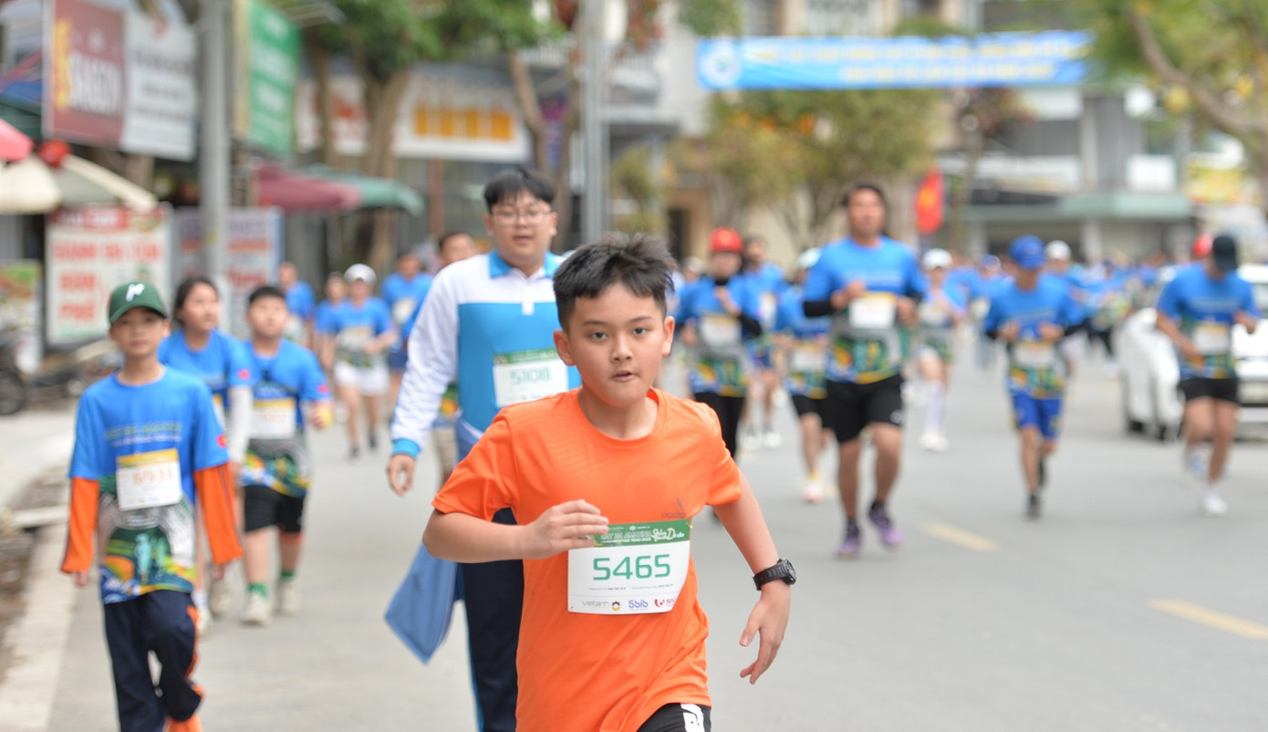 Nhiều bạn trẻ, thiếu niên được phụ huynh đăng ký cùng chạy trải nghiệm trên đường hoa xuyên đảo Cát Bà dịp đầu mùa hè. Nhiều bạn trẻ, thiếu niên được phụ huynh đăng ký cùng chạy trải nghiệm trên đường hoa xuyên đảo Cát Bà dịp đầu mùa hè.