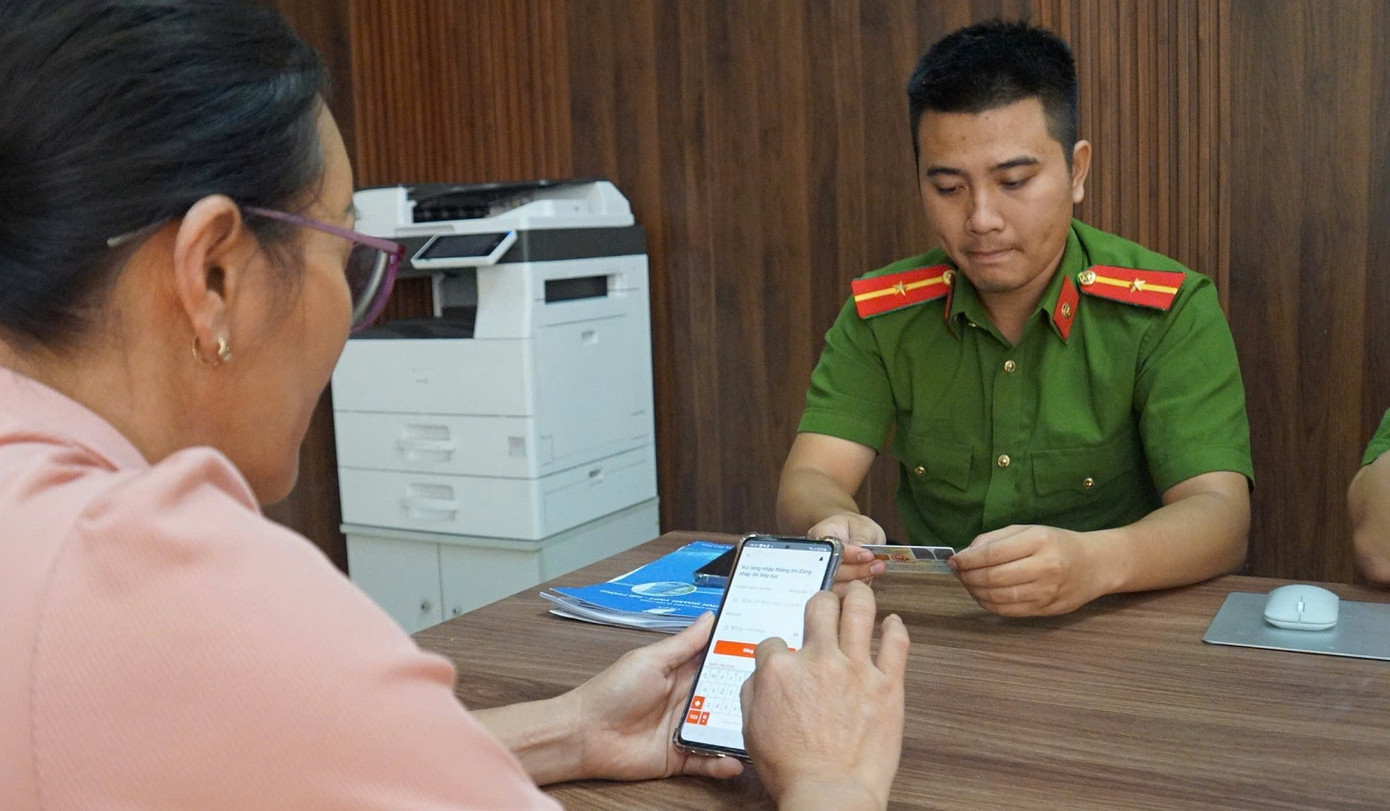 Cũng theo ghi nhận, nhiều trung niên, người cao tuổi cũng tới nhờ cán bộ Công an đặc khu Cát Hải hỗ trợ các thủ tục về định danh công dân điện tử (VNeID) như: cấp đổi mật khẩu, cập nhật thông tin giấy tờ cá nhân. Cũng theo ghi nhận, nhiều trung niên, người cao tuổi cũng tới nhờ cán bộ Công an đặc khu Cát Hải hỗ trợ các thủ tục về định danh công dân điện tử (VNeID) như: cấp đổi mật khẩu, cập nhật thông tin giấy tờ cá nhân.