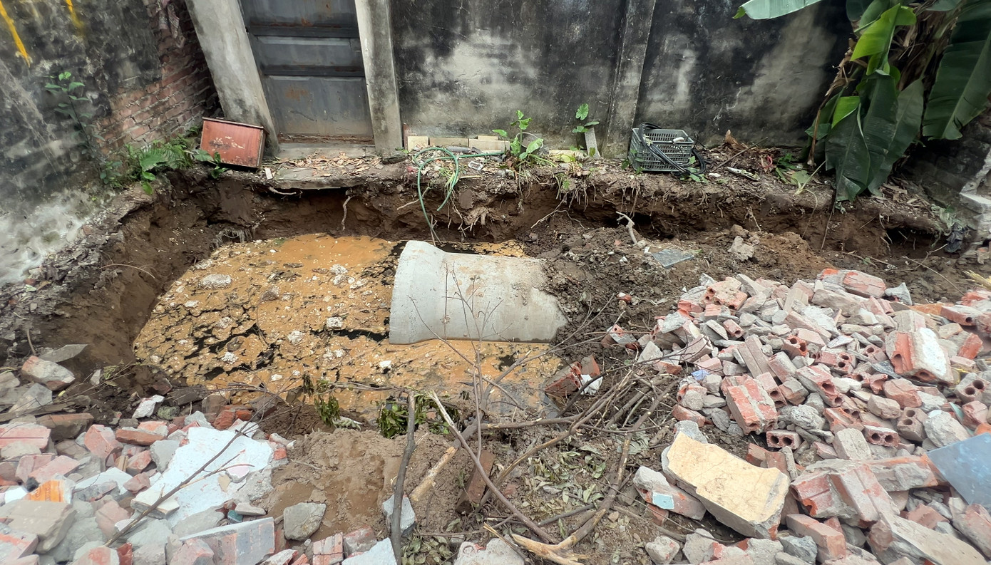 Khu vực cống thoát nước thải trong khu đô thị, giáp ranh tổ 30, tổ 32 phường Đông Khê (Ngô Quyền, Hải Phòng) bị các đối tượng phá hủy, làm thay đổi dòng chảy nước thải, ô nhiễm môi trường khu dân cư. Khu vực cống thoát nước thải trong khu đô thị, giáp ranh tổ 30, tổ 32 phường Đông Khê (Ngô Quyền, Hải Phòng) bị các đối tượng phá hủy, làm thay đổi dòng chảy nước thải, ô nhiễm môi trường khu dân cư.