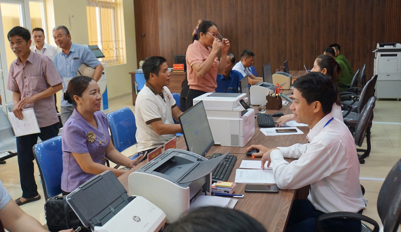 Ghi nhận của PV Tiền Phong, Trung tâm phục vụ hành chính công đặc khu Cát Hải bố trí hơn 10 cán bộ hỗ trợ người dân thực hiện các thủ tục hành chính công. Nhiều người cao tuổi, cán bộ hưu trí được cán bộ trung tâm hỗ trợ tận tình, bình quân mỗi thủ tục được giải quyết trong khoảng 5-7 phút. Ghi nhận của PV Tiền Phong, Trung tâm phục vụ hành chính công đặc khu Cát Hải bố trí hơn 10 cán bộ hỗ trợ người dân thực hiện các thủ tục hành chính công. Nhiều người cao tuổi, cán bộ hưu trí được cán bộ trung tâm hỗ trợ tận tình, bình quân mỗi thủ tục được giải quyết trong khoảng 5-7 phút.