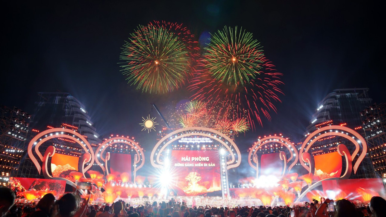 Biển người xem Lễ hội Hoa Phượng Đỏ 2024. Ảnh: Huyền Chi Biển người xem Lễ hội Hoa Phượng Đỏ 2024. Ảnh: Huyền Chi