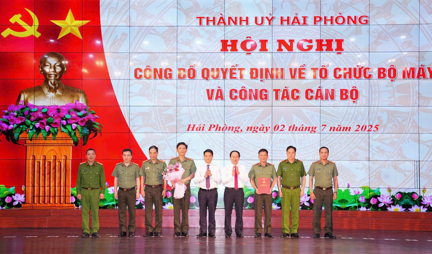 Đảng bộ Quân sự và Đảng bộ Công an thành phố nhận các quyết định thành lập, nhân sự.