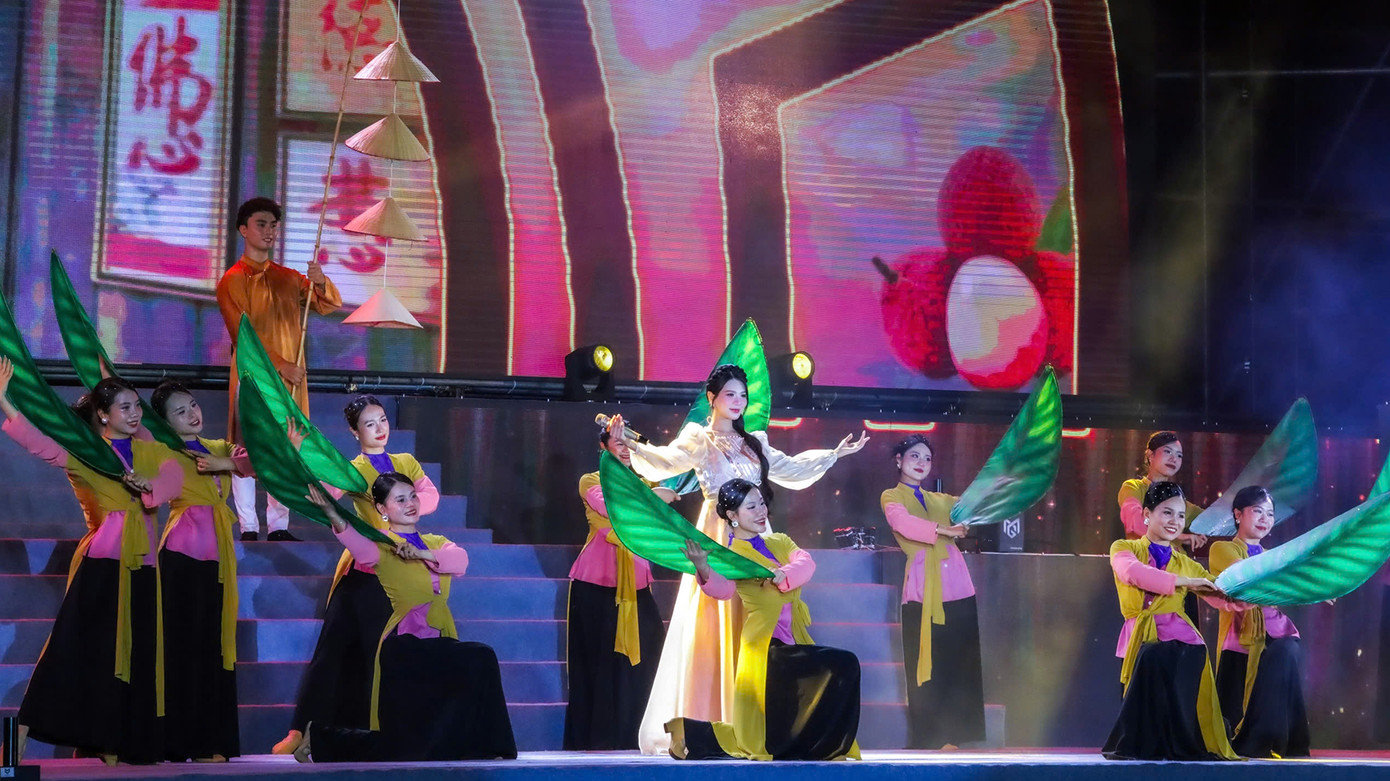 Chị Ngọc Anh (30 tuổi, ở Hải Dương) chia sẻ ấn tượng với nhiều tiết mục biểu diễn mang đậm bản sắc văn hóa Xứ Đông kết hợp với các tiết mục sôi động về mảnh đất, con người thành phố Cảng. Hai địa phương chung dải đất, chung dòng chảy lịch sử, với nhiều danh nhân văn hóa, nhiều địa danh, di tích gắn với truyền thống cách mạng hàng nghìn năm lịch sử. Chị Ngọc Anh bày tỏ sự háo hức, phấn khởi, tin vào một kỷ nguyên mới, sự phát triển mới của TP Hải Phòng.